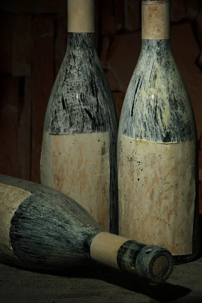 Vieilles bouteilles de vin dans une ancienne cave, sur fond sombre — Photo