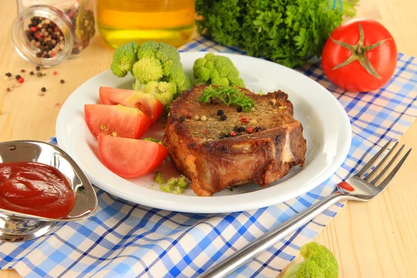 Stekt köttbit på plattan på träbord närbild — Stockfoto