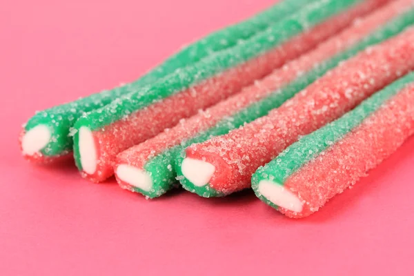 Dolci caramelle gelatina su sfondo rosa — Foto Stock