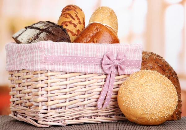 Pane al forno in cesto di vimini su sfondo finestra — Foto Stock