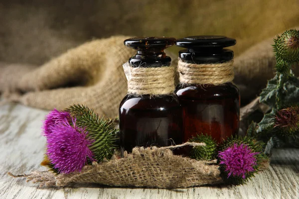 Botellas de medicina con flores de cardo — Foto de Stock