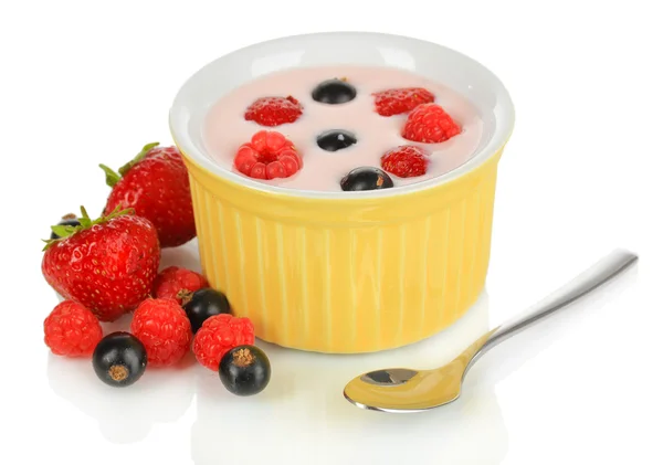 Delizioso yogurt con frutta isolata su bianco — Foto Stock