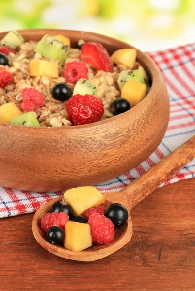 Farinha de aveia com frutas na mesa em fundo brilhante — Fotografia de Stock