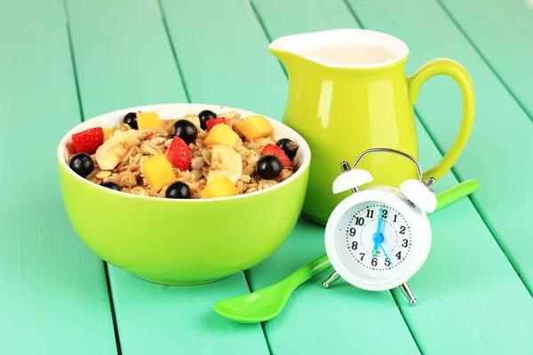 Farina d'avena con frutta in primo piano sulla tavola — Foto Stock