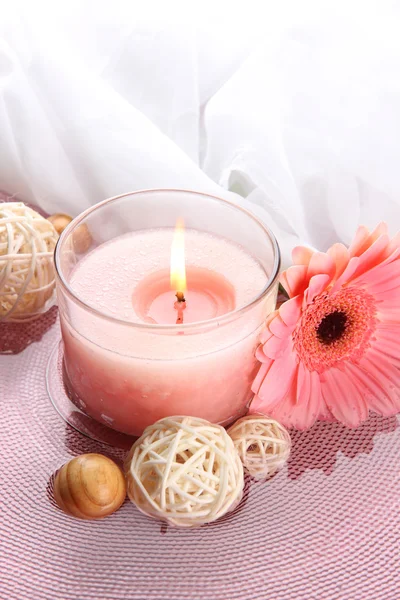 Hermosa vela rosa con flor en agua — Foto de Stock