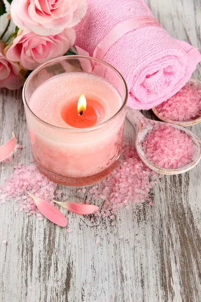 Hermoso entorno de spa con vela rosa y flores sobre fondo de madera —  Fotos de Stock