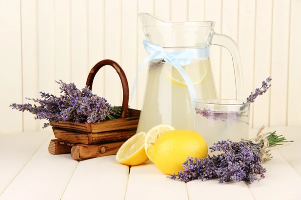 Lavendel lemonad, på vit trä bakgrund — Stockfoto