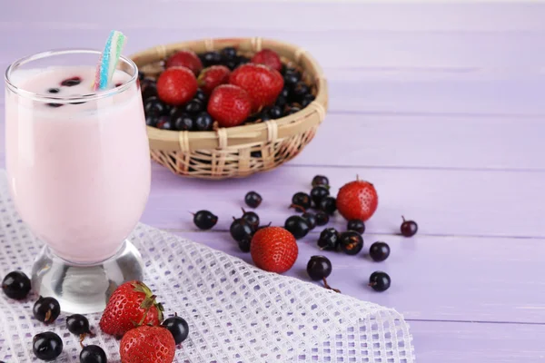 Delicioso batido de leche con mora y fresas en la mesa de madera de cerca — Foto de Stock