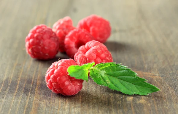 Ripe sweet raspberries on wooden background — Stock Photo, Image