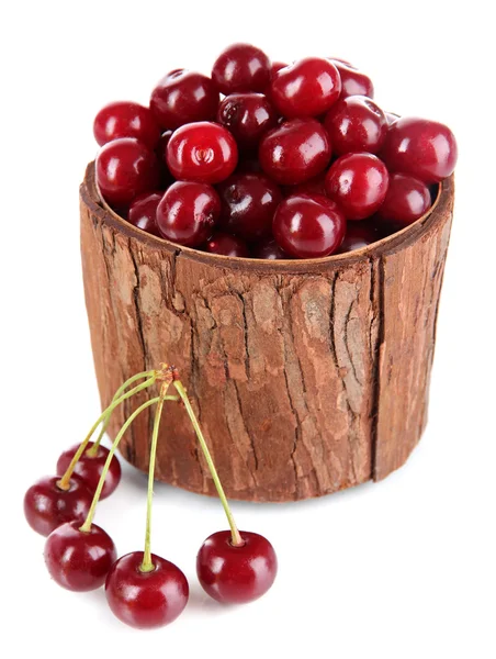 Cereja doce em cesta de madeira isolada em branco — Fotografia de Stock
