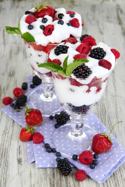 Natural yogurt with fresh berries on wooden background — Stock Photo, Image