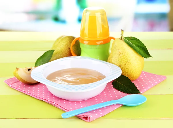 Saboroso purê de frutas do bebê e mamadeira na mesa de madeira — Fotografia de Stock