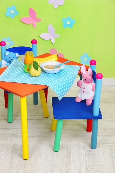 Lezzetli bebek meyve püresi ve biberon odasındaki masada — Stok fotoğraf