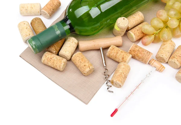 Bottiglia di vino, uva e sughero, isolata su bianco — Foto Stock