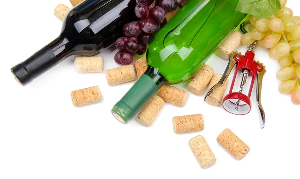 瓶酒、 葡萄和软木塞，孤立在白色 — 图库照片