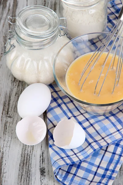 Ingredientes para massa de farinha em mesa de madeira close-up — Fotografia de Stock