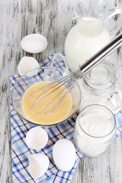 Ingredientes para la masa en primer plano de mesa de madera —  Fotos de Stock