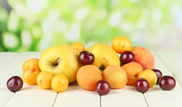 Frutas de verão brilhantes na mesa de madeira no fundo natural — Fotografia de Stock