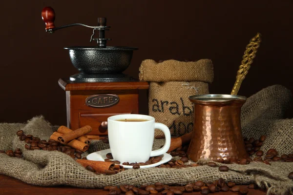 Turk métal et tasse de café sur fond sombre — Photo