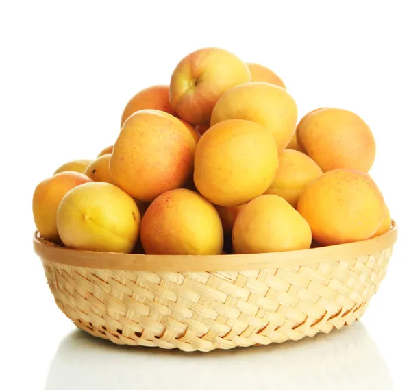 Verse natuurlijke abrikoos in rieten mand geïsoleerd op wit — Stockfoto