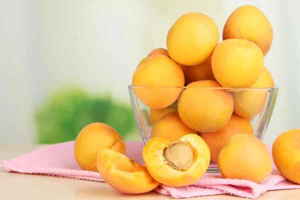 Abricot naturel frais dans un bol sur la table dans la cuisine — Photo