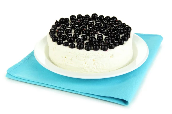 Tvarohový koláč s čerstvým ovocem na bílé plotně izolovaných na bílém — Stock fotografie