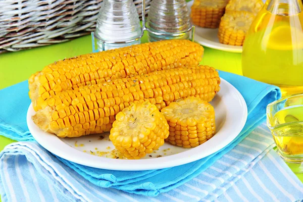 Smaak van de gekookte maïs op plaat op houten tafel close-up — Stockfoto