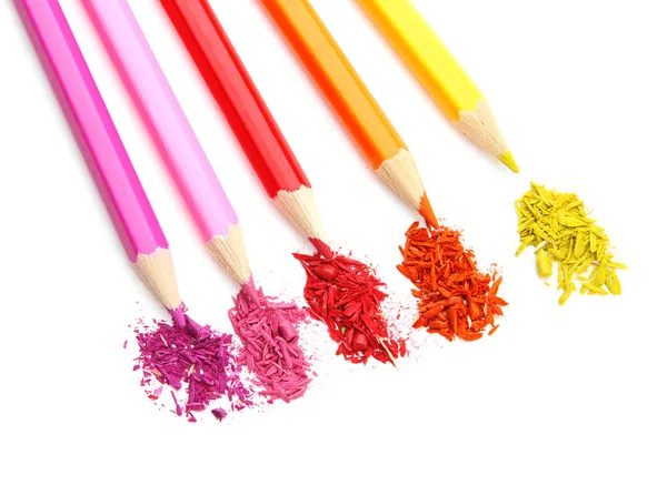 Kolorowe ołówki z ostrzenia wiórów na białym tle — Zdjęcie stockowe