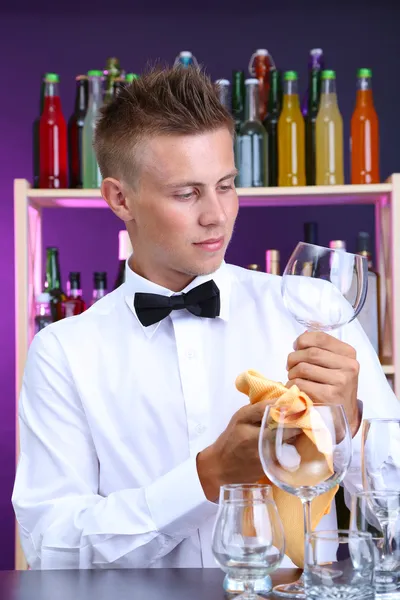 Bartender wipes glasses at work — Stock Photo, Image