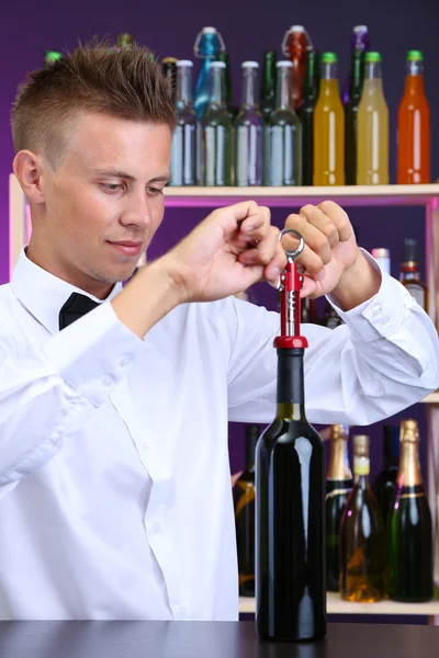 Bartendern öppnar flaska vin — Stockfoto