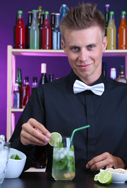 Portrait of handsome barman preparing cocktail, at bar — Stock Photo, Image