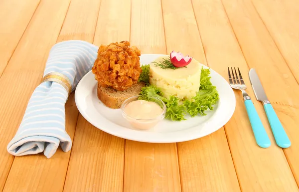 Chicken Kiev on croutons with mashed potatoes, on wooden background — Stock Photo, Image