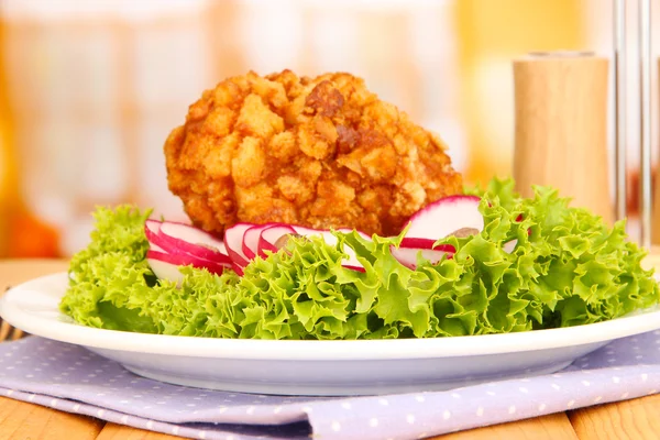 Tavuk kiev üzerinde kruton parlak zemin üzerine ahşap masa üzerinde marul salatası ile — Stok fotoğraf