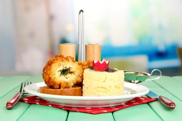 基辅鸡配土豆泥，木桌上，在明亮的背景上的烤面包片上 — 图库照片