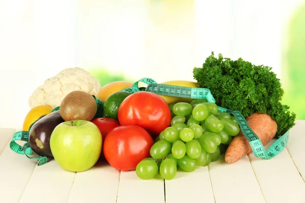 Čerstvá zelenina na tabulce na světlé pozadí — Stock fotografie