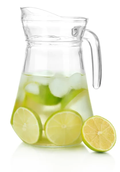 Agua fría con cal, limón y hielo en jarra aislada sobre blanco —  Fotos de Stock