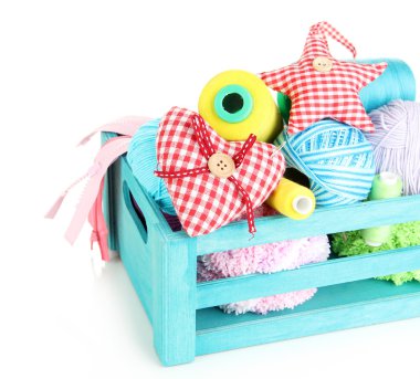 iplik ve dikiş aksesuarları üzerinde beyaz izole mavi ahşap kutu