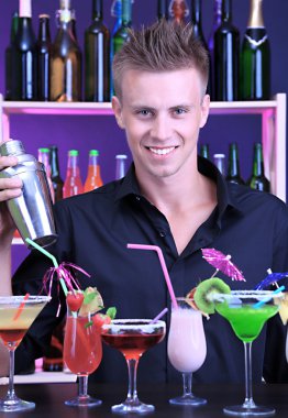 yakışıklı ile farklı kokteyller kokteyl bar, barmen portresi