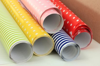 hediyeler üzerine beyaz izole kaydırma renkli kağıtlar