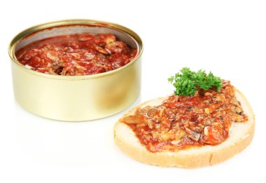 teneke kutu sardalye ve üzerinde beyaz izole domates sosu ile açın.