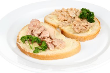 lezzetli sandviçler tuna ve morina karaciğer ile üzerine beyaz izole