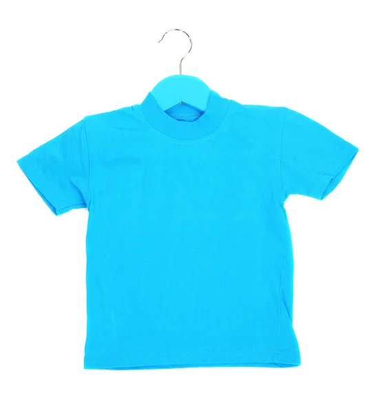 T-shirt blu su appendino isolato su bianco — Foto Stock