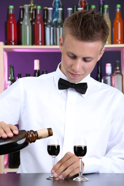 Bartender is pouring liquor into glass — Stock Photo, Image