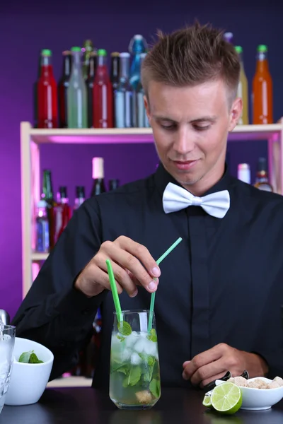 Портрет красивого бармена, готовящего коктейль, в баре — стоковое фото