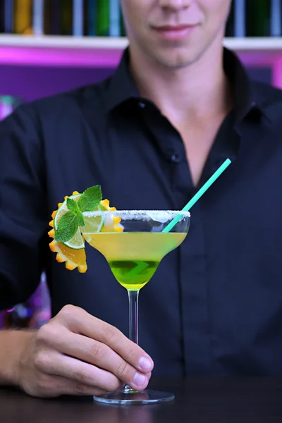 Portrait of handsome barman preparing cocktail, at bar — Stock Photo, Image