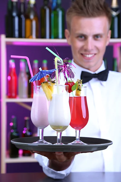 Porträtt av stilig bartender med olika cocktails cocktailbar, på — Stockfoto