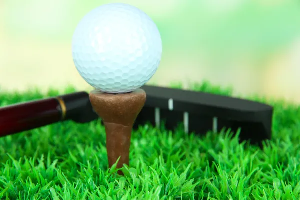 Boule de golf et conducteur sur herbe verte extérieur gros plan — Photo