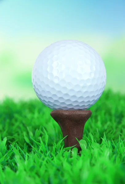 Golf ball on green grass outdoor close up — Stock Photo, Image