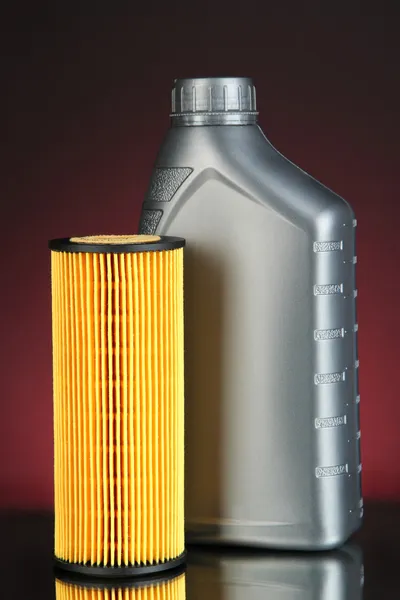 Filtro de aceite de coche y aceite de motor puede sobre fondo de color oscuro —  Fotos de Stock