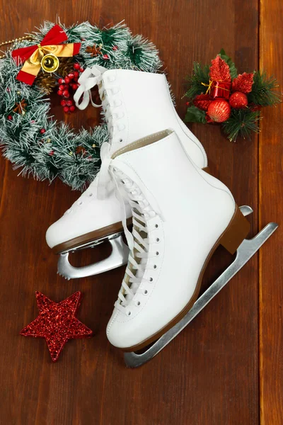 Figure skates on table close-up — Stockfoto